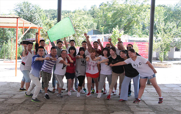 2016年公司舉行拓展培訓(xùn)活動(dòng)合影留念(圖1)