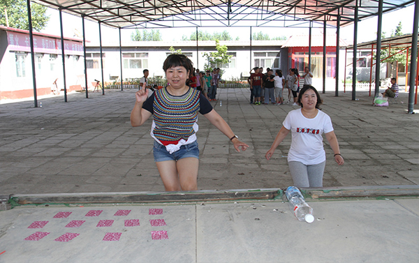 2016年公司舉行拓展培訓(xùn)活動(dòng)合影留念(圖4)