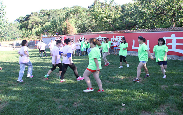 2016年公司舉行拓展培訓(xùn)活動(dòng)合影留念(圖9)